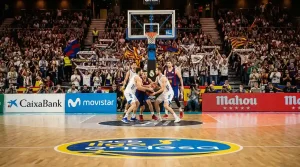 Partido de baloncesto ACB Liga Endesa con aficionados apasionados en un pabellón español creando ambiente intenso